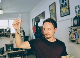 Un mic atelier de familie duce mai departe tradiția fabricării sticlei în Mediaș