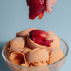 Căpșuni cu frișcă - înghețată artizanală Finess Ice Cream