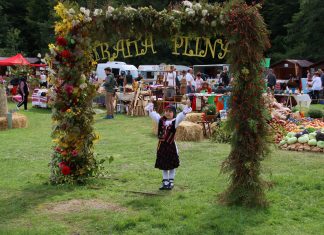 Festivalul Straiță Plină, o punte între rural și urban, târg, meșteșuguri și voie bună, la Roșia, în Bihor